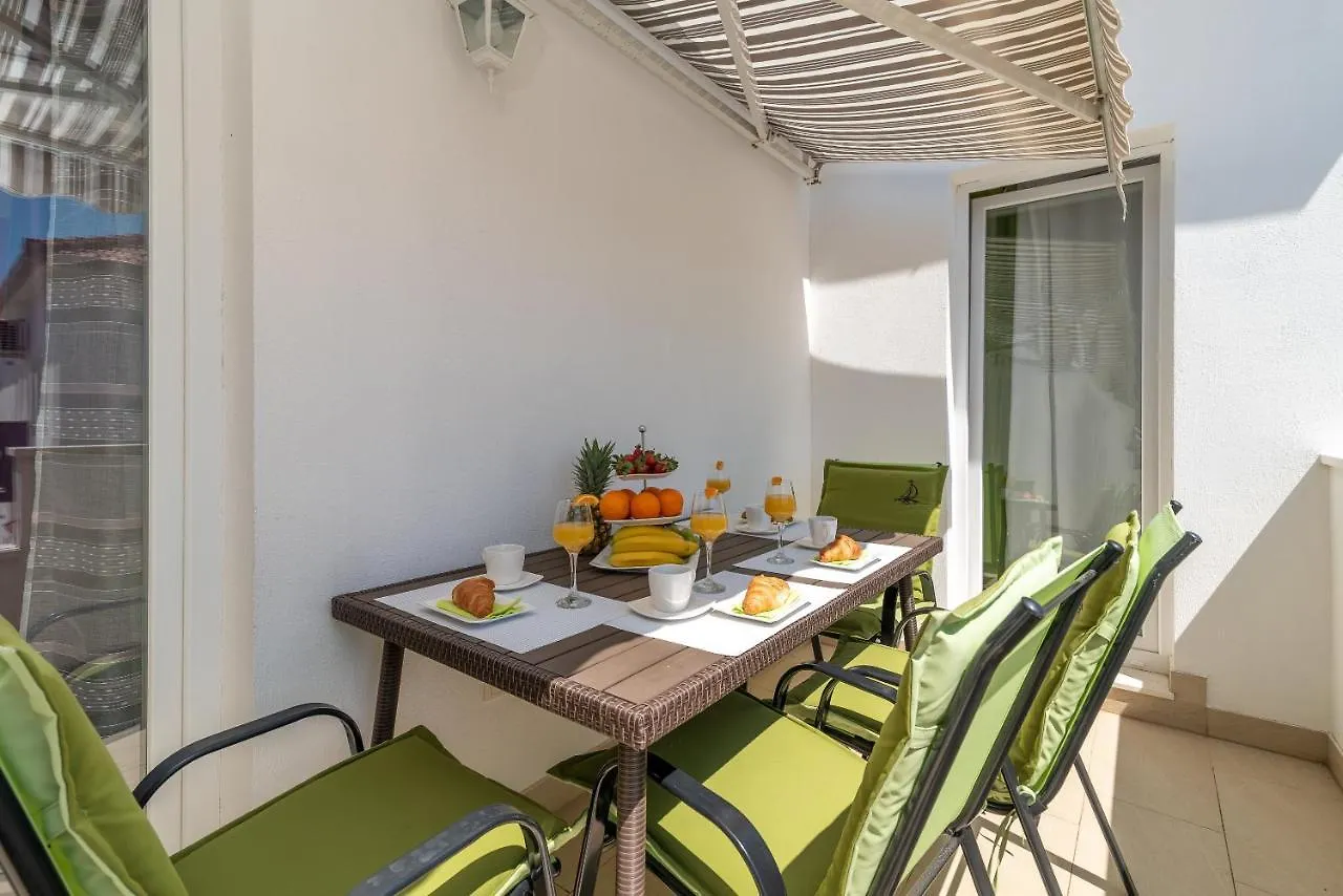 Apartment Roko Τρογκίρ